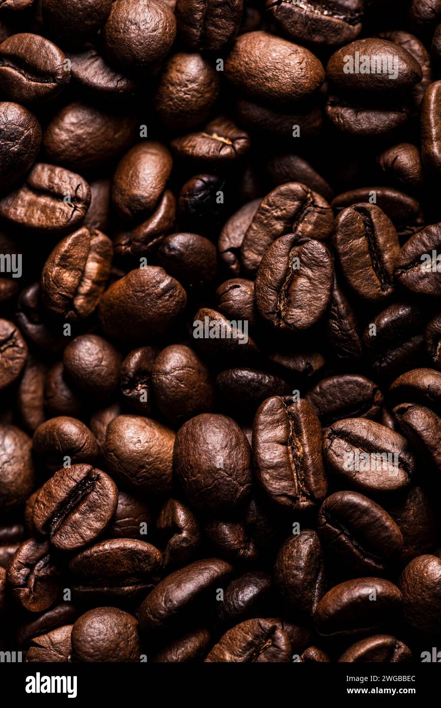 dall'alto, primo piano, sfondo con chicchi di caffè tostati Foto Stock