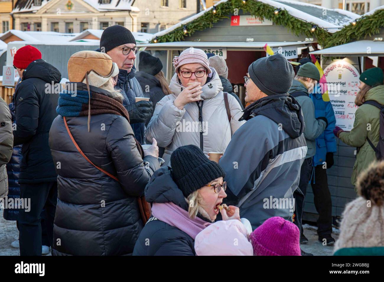 Persone che gustano VIN brulé o glögg al mercato di Natale in Piazza del Senato a Helsinki, Finlandia Foto Stock