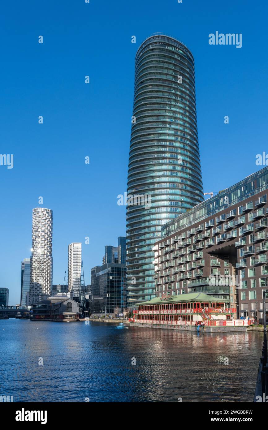 Vista dall'Inner Dock di Millwall verso Canary Wharf e l'Isle of Dogs, London Docklands, Inghilterra, Regno Unito. Riqualificazione del paesaggio urbano con la torre Arena Foto Stock