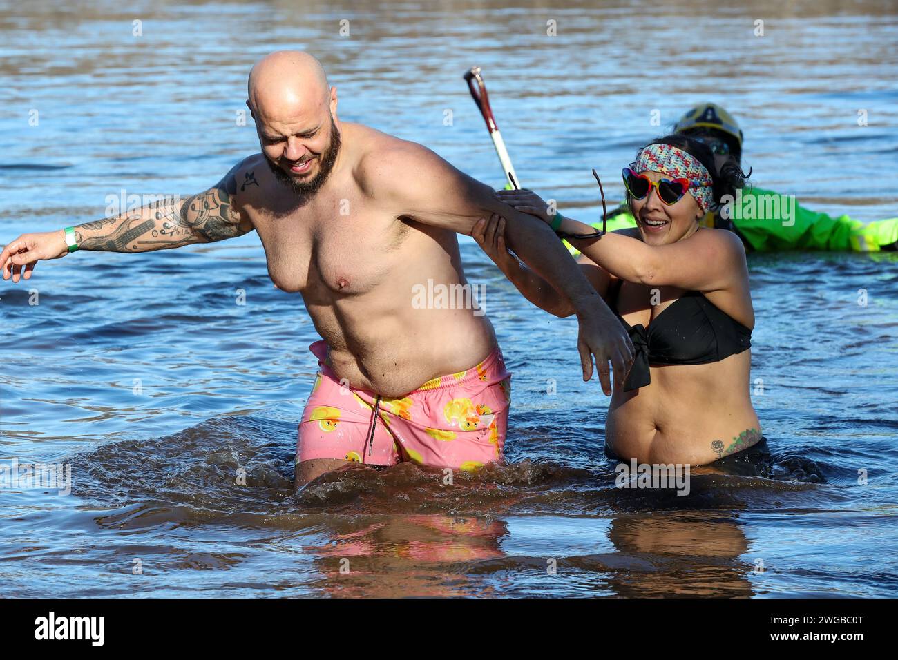 Lewisburg, Stati Uniti. 3 febbraio 2024. La gente cammina nel fiume Susquehanna durante il 20 ° annuale Lewisburg Polar Bear Plunge. Credito: SOPA Images Limited/Alamy Live News Foto Stock