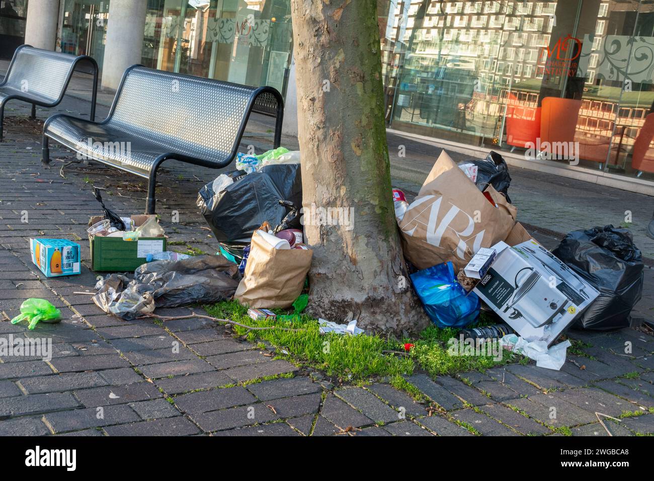 Sacchi di spazzatura che si accumulano nella strada, vista urbana della spazzatura, dei rifiuti, della spazzatura Foto Stock
