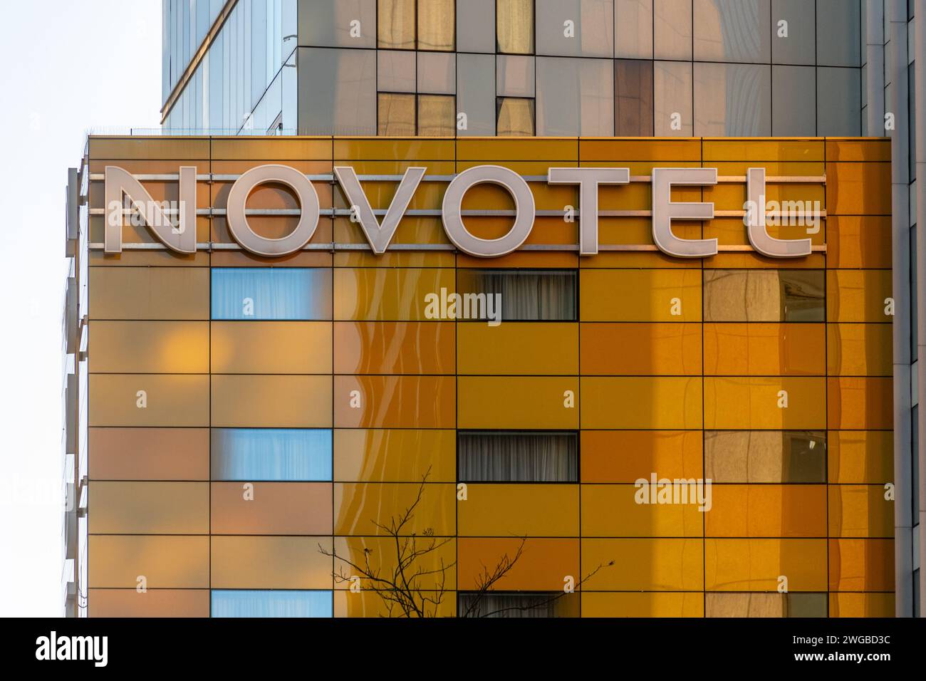 Novotel con cartello a Canary Wharf, Londra, Inghilterra, Regno Unito. Sistemazione in hotel sull'Isola dei cani. Foto Stock