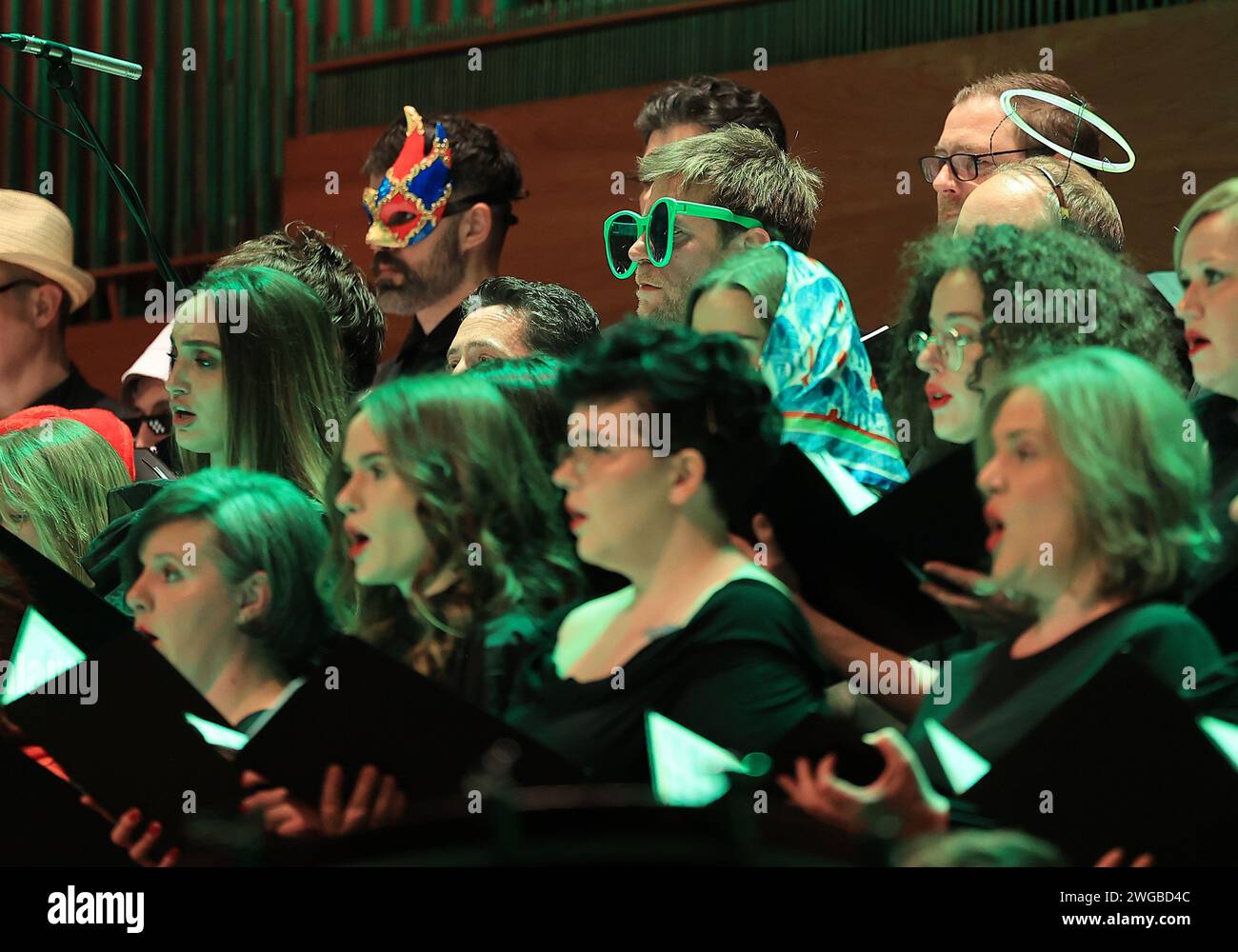 Quindici anni di tradizione carnevalesca sono stati celebrati nella sala concerti Vatroslav Lisinski a Zagabria, Croazia il 03. Febbraio 2024. Il carnevale è stato caratterizzato da una spettacolare esecuzione della cantata Carmina Burana nella sala grande sotto la direzione del direttore rinascimentale Mario Kovac. Hanno eseguito questa cantata estremamente popolare di Carl Orff in un modo unico che ha attratto magneticamente gli ascoltatori in tutto il mondo per quasi 90 anni. Dopo il concerto si tenne una serata di ballo nella hall. Foto: Marko Prpic/PIXSELL credito: Pixsell/Alamy Live News Foto Stock