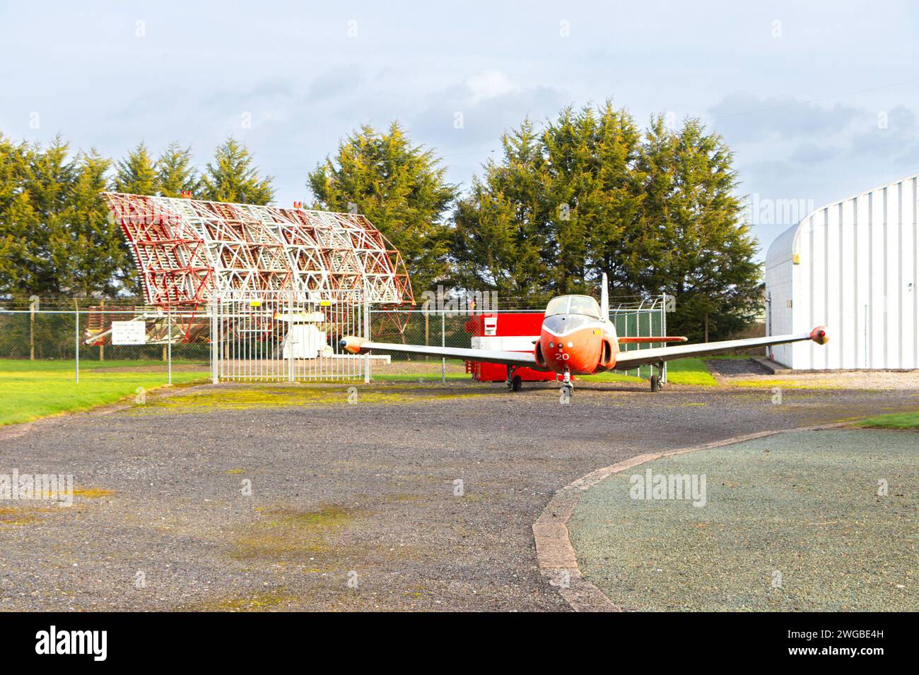 Jet da caccia Provost aereo militare davanti a una grande array radar rettangolare  MOD hack bunker segreto verde Cheshire, usato nell'esplosione nucleare della Guerra Fredda Foto Stock