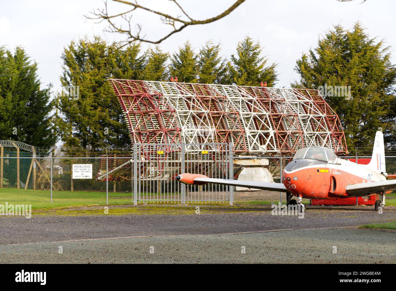 Jet da caccia Provost aereo militare davanti a una grande array radar rettangolare  MOD hack bunker segreto verde Cheshire, usato nell'esplosione nucleare della Guerra Fredda Foto Stock