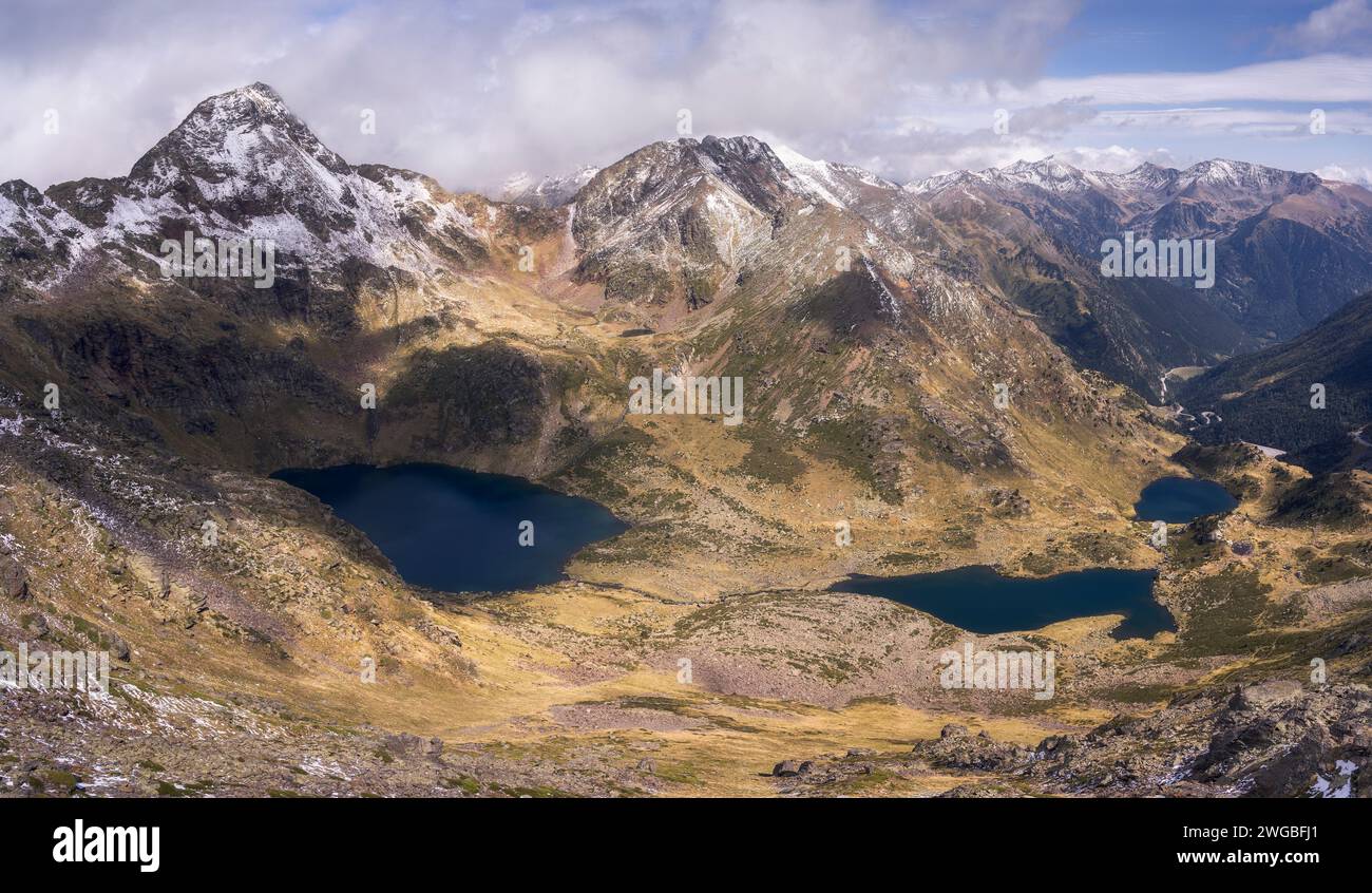 Vista panoramica aerea dei laghi Tristaina nei Pirenei, Andorra Foto Stock