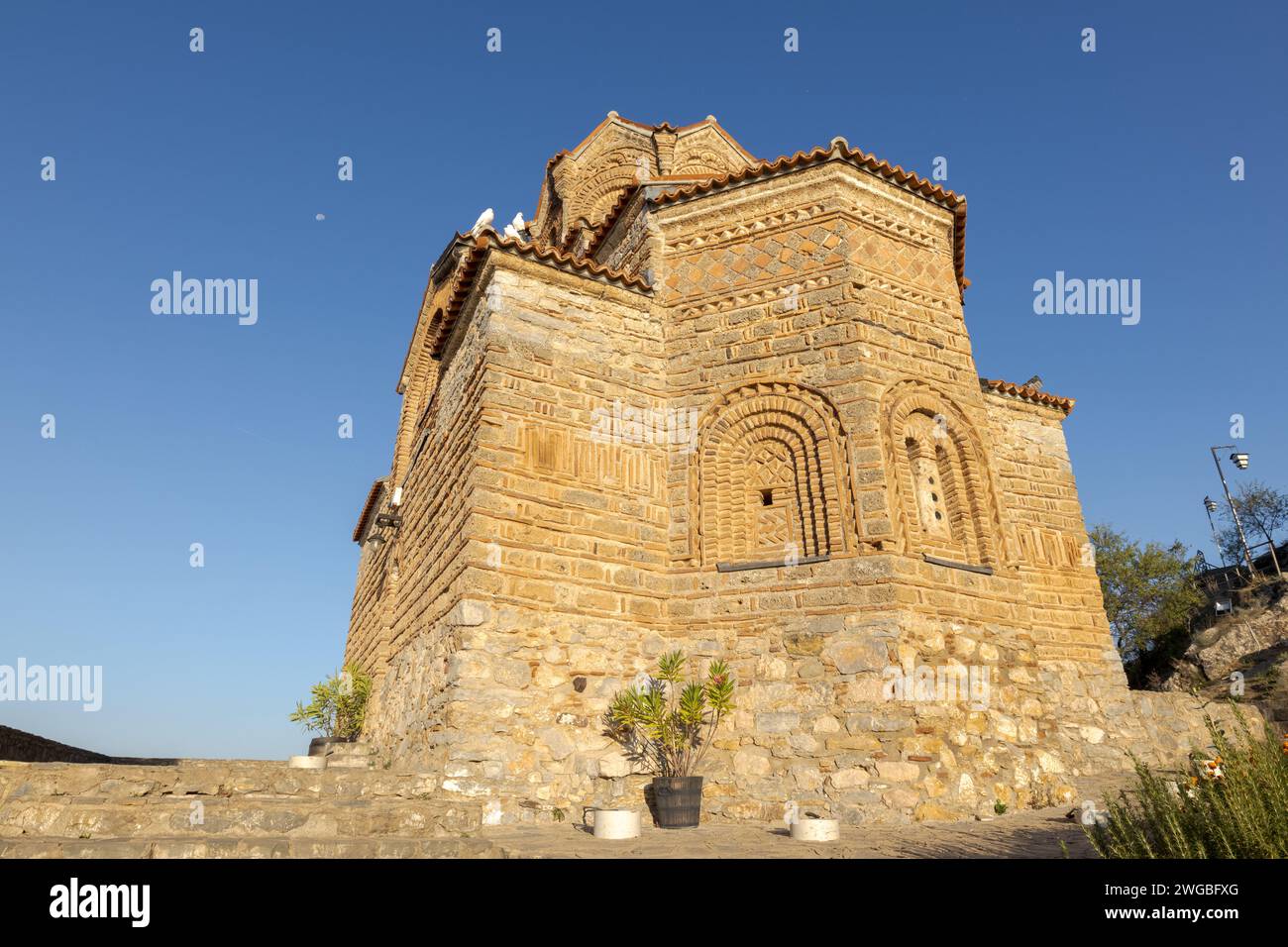 Fuori dalla Chiesa di San Giovanni a Kaneo sulle scogliere di Ocrida, in Macedonia del Nord. Preso in una bella giornata di sole con un cielo azzurro senza nuvole. Foto Stock