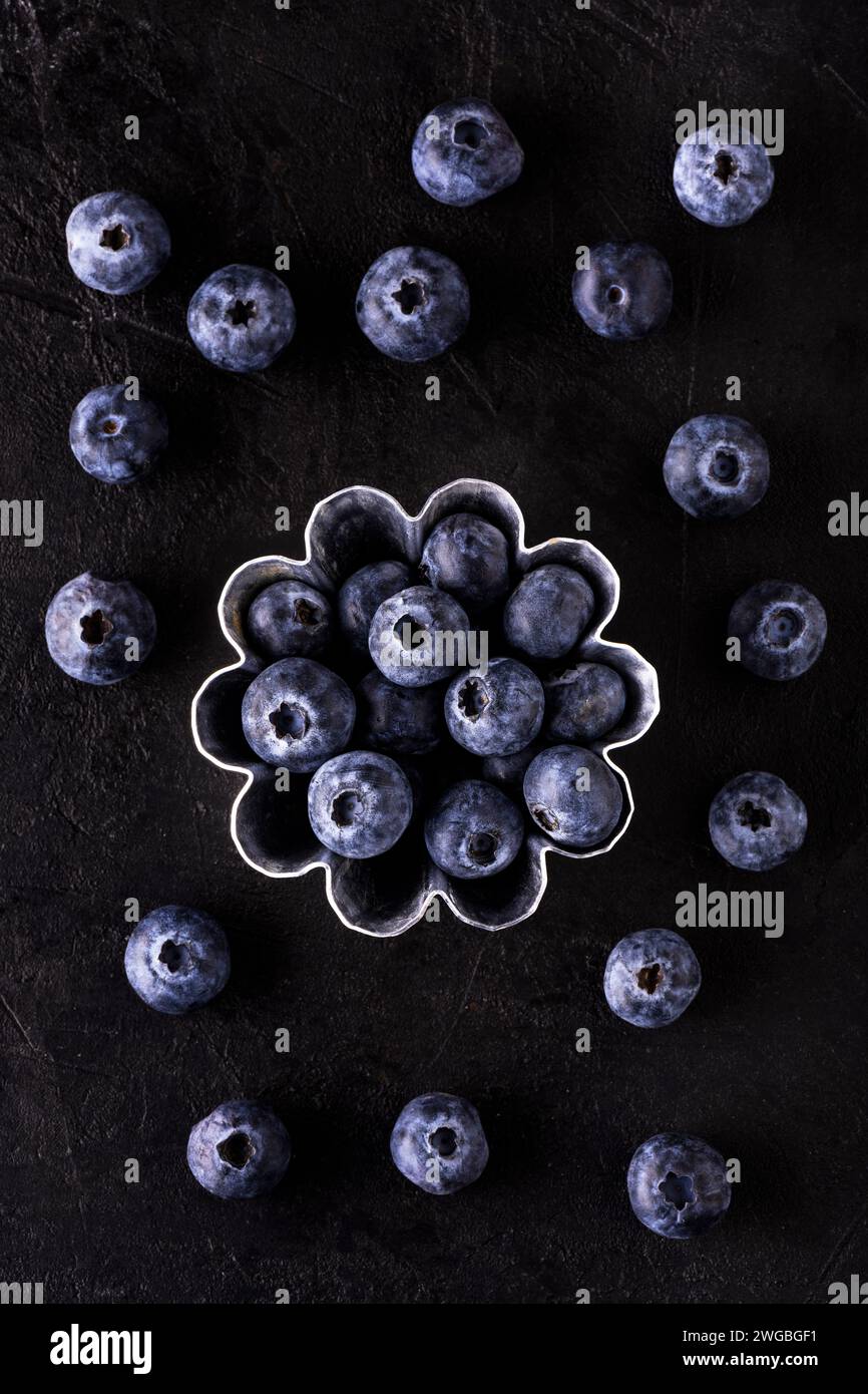stampo in alluminio per torte con mirtilli freschi su sfondo scuro. vista dall'alto. Foto Stock