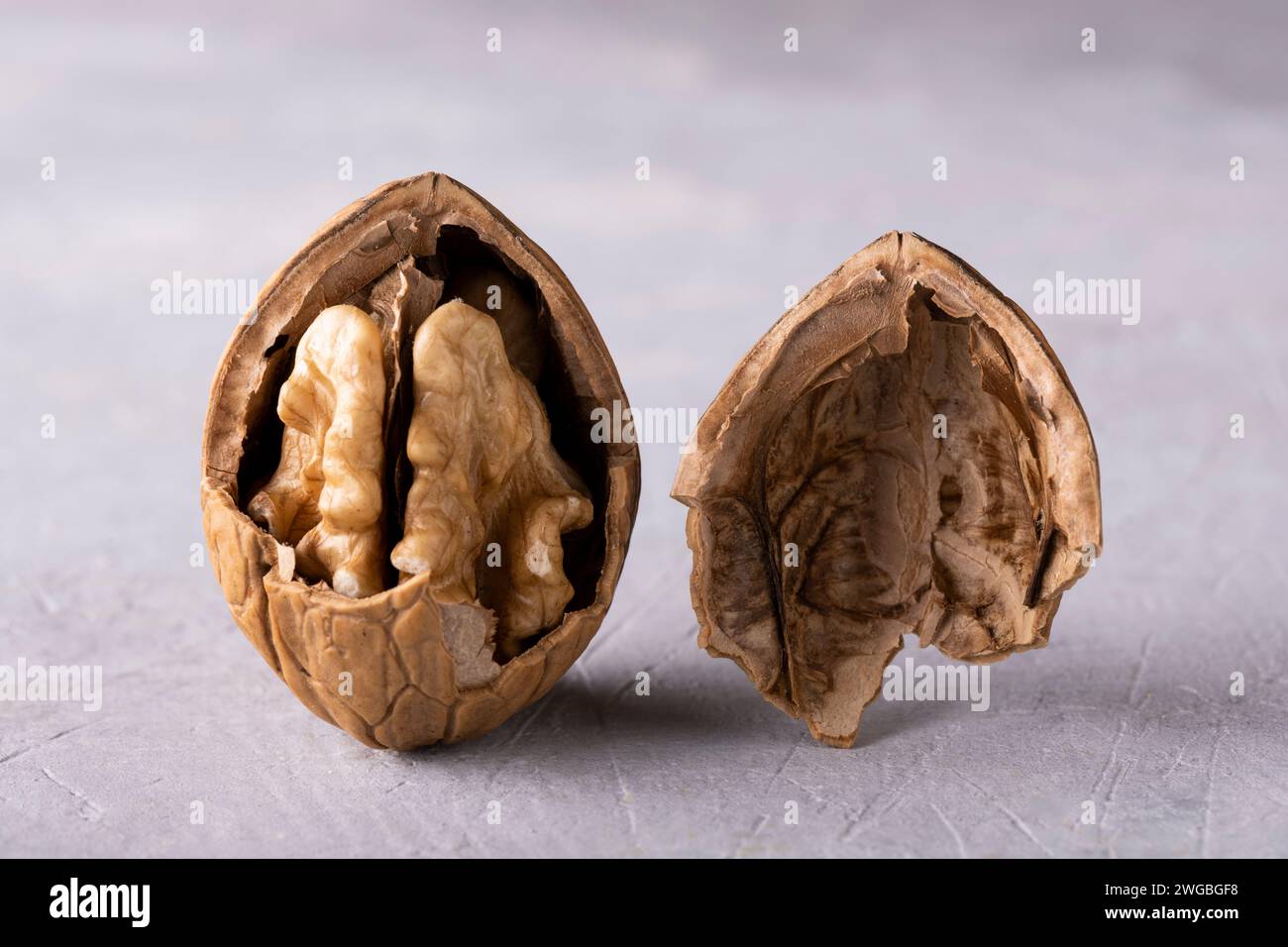 in primo piano, il noce aperto mostra il nucleo Foto Stock