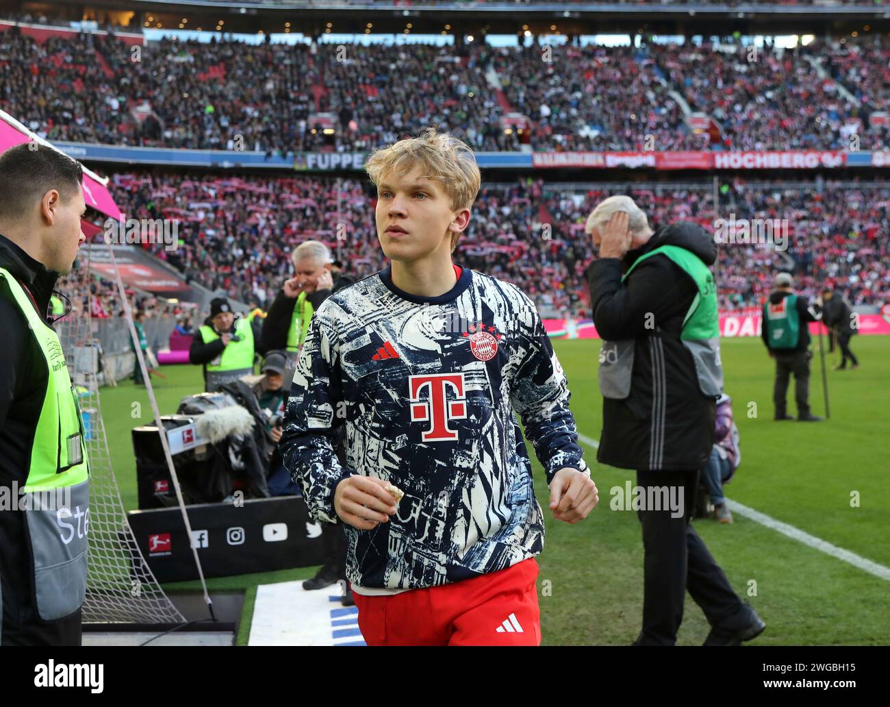 München, Deutschland 03. Febbraio 2024: Fussball, Herren, Bundesliga, Saison 2023/2024, FC Bayern München - Borussia Mönchengladbach, Allianz Arena Frans Krätzig, Kraetzig (FC Bayern München) Kopf, Oberkörper auf dem Weg zur Auswechselbank, Ersatzbank DFB, DFL le normative vietano l'uso di fotografie come sequenze di immagini e/o quasi-video Foto Stock