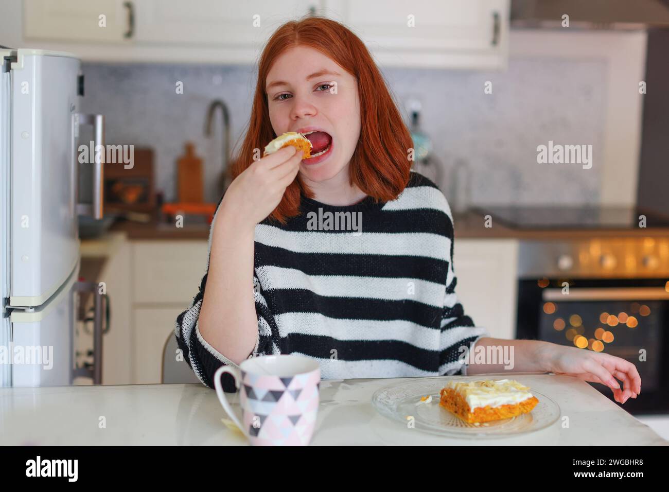 ragazza che mangia una torta di carote senza glutine fatta in casa Foto Stock