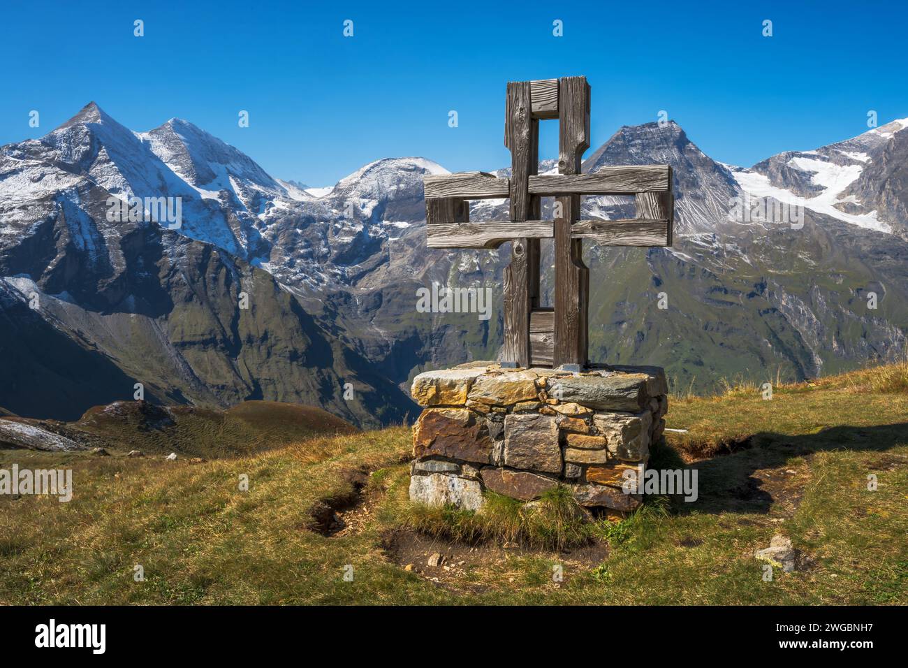 Croce in cima alla strada alpina Grossglockner Hig nelle montagne degli alti Tauri Foto Stock