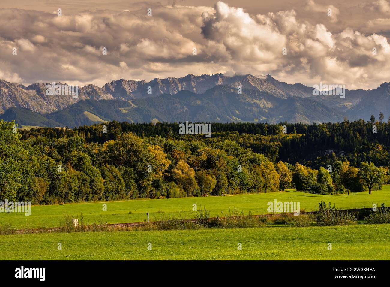 Paesaggio con nuvole di tempesta nelle alpi della Baviera Foto Stock