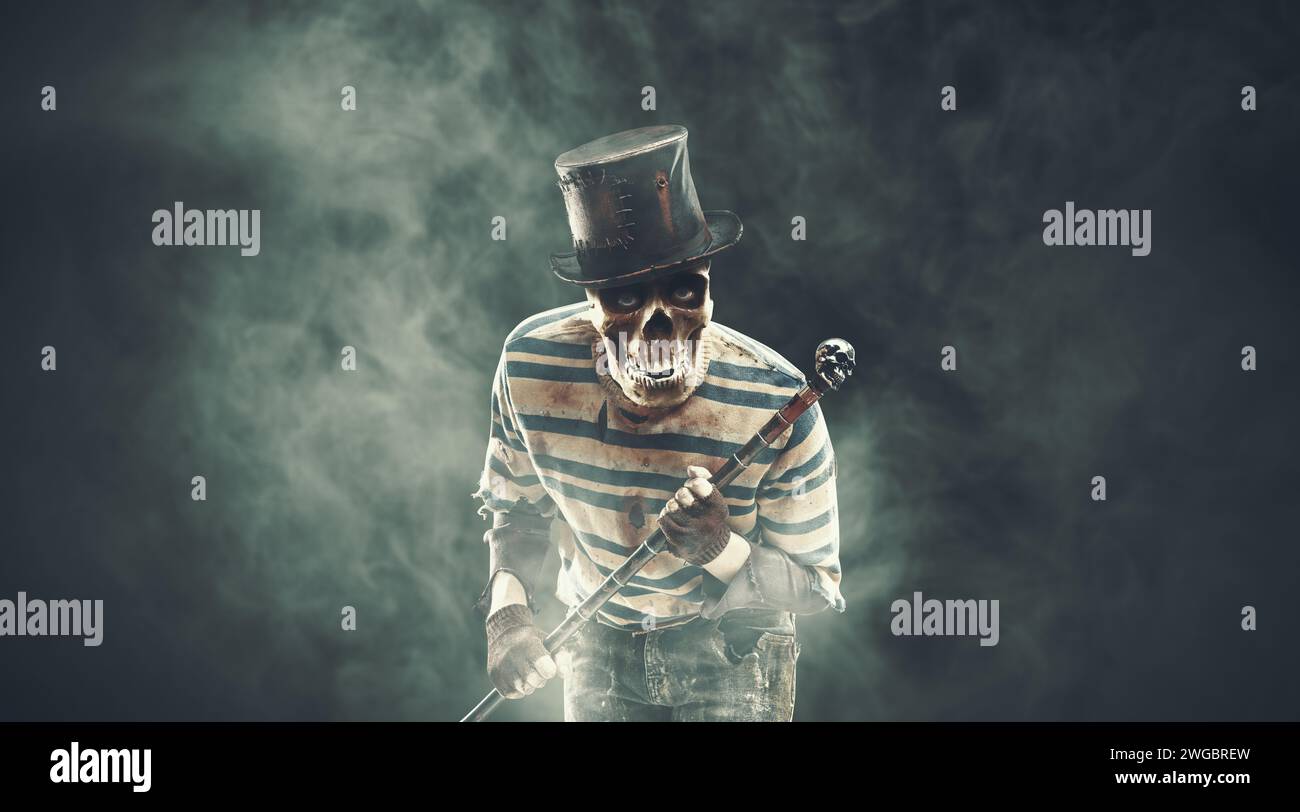 Spaventoso personaggio malvagio con testa teschio e abiti sanguinosi che guardano la fotocamera, Halloween e concetto horror, spazio per copiare Foto Stock