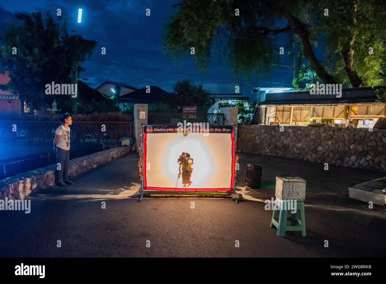 Un tradizionale spettacolo di marionette thailandesi al mercato notturno di Cicada vicino alla città di Hua Hin nella provincia di Prachuap Khiri Khan in Tailandia, Tailandia Foto Stock