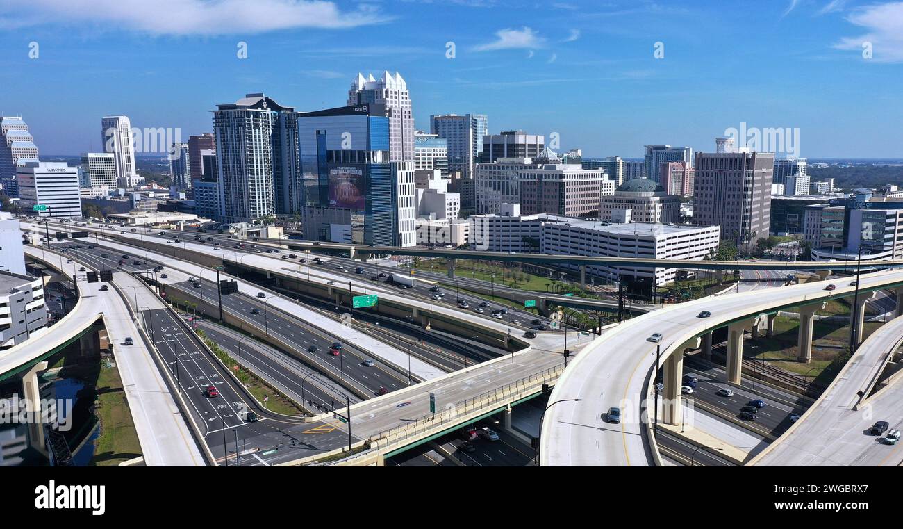 Orlando, Stati Uniti. 4 febbraio 2024. Una vista aerea dello svincolo tra l'Interstate 4 e la State Road 408 a Dundre Khol?, nel centro di Orlando. Credito: SOPA Images Limited/Alamy Live News Foto Stock