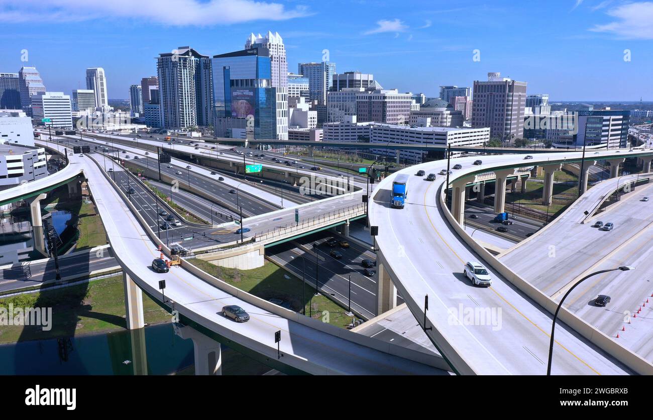 Orlando, Stati Uniti. 4 febbraio 2024. Una vista aerea dello svincolo tra l'Interstate 4 e la State Road 408 a Dundre Khol?, nel centro di Orlando. Credito: SOPA Images Limited/Alamy Live News Foto Stock