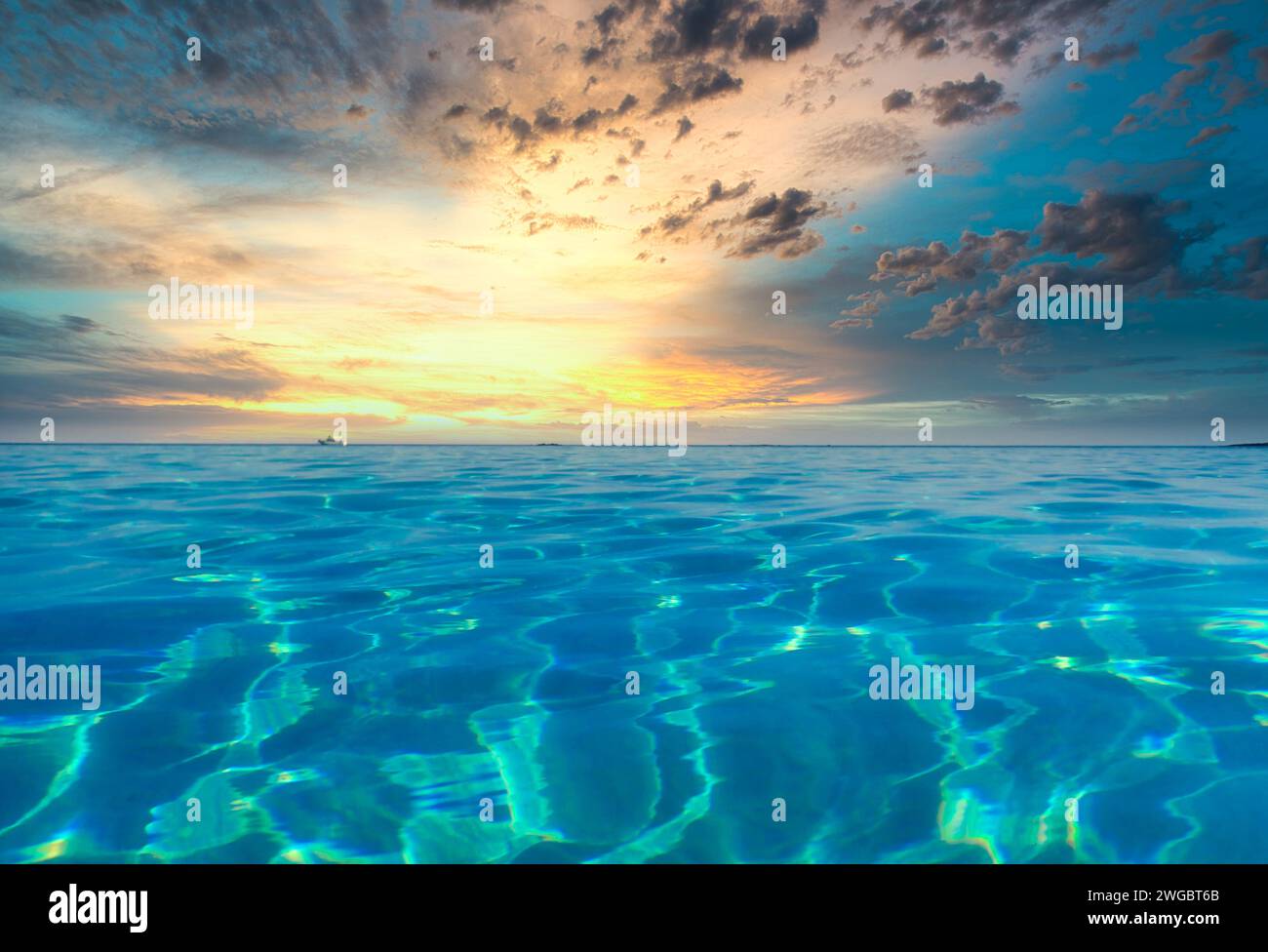 Tramonto tropicale sull'oceano, Fihalhohi, Maldive Foto Stock