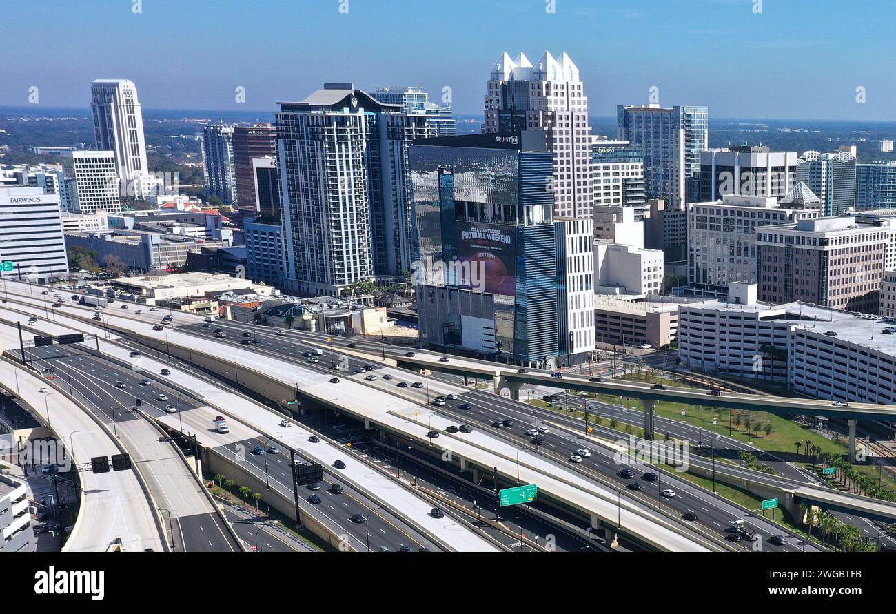 Una vista aerea dello svincolo tra l'Interstate 4 e la State Road 408 a Dundre Khol?, nel centro di Orlando. (Foto di Paul Hennessy / SOPA Images/Sipa USA) Foto Stock