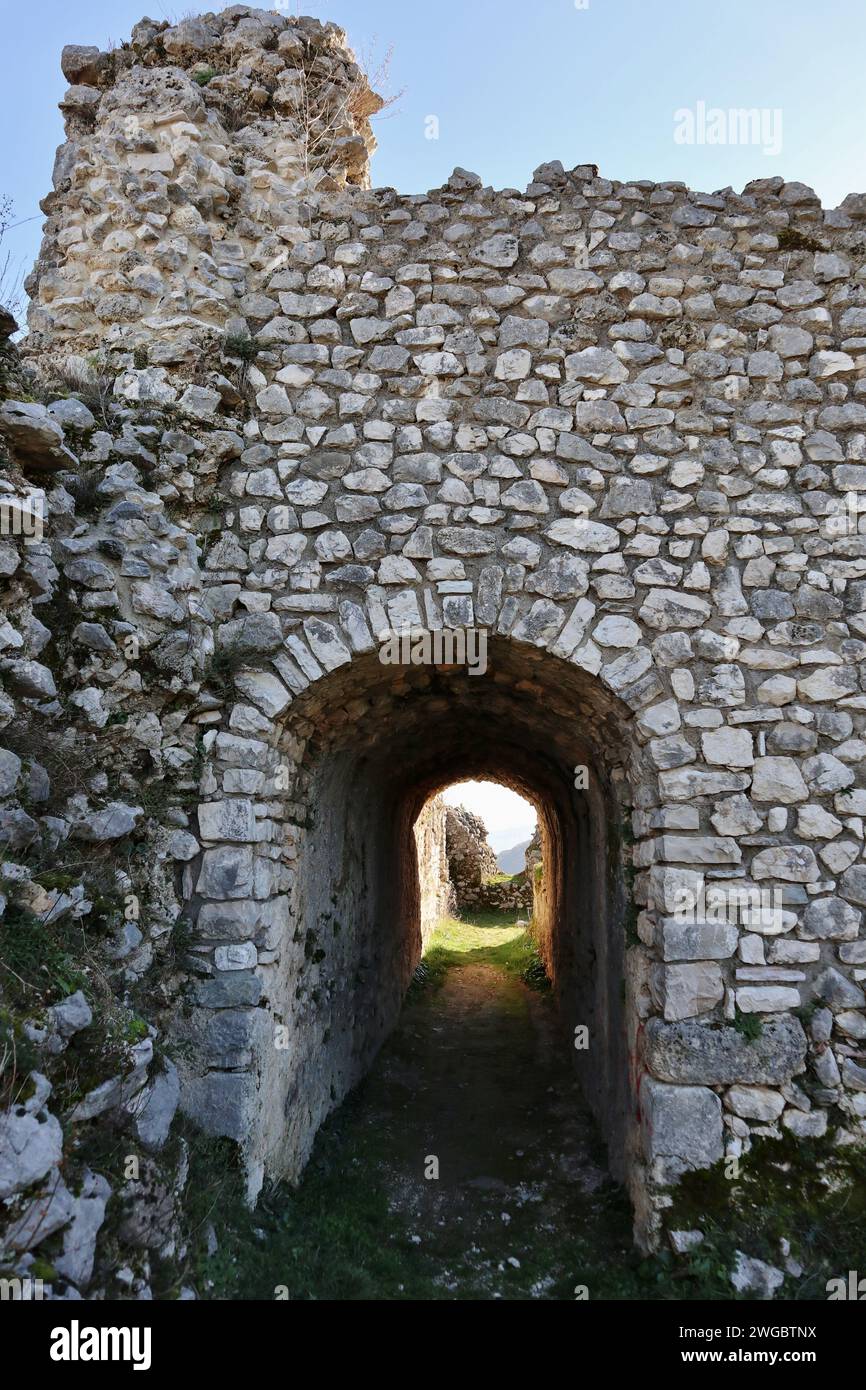 Civita superiore - passaggio nel castello normanno Foto Stock