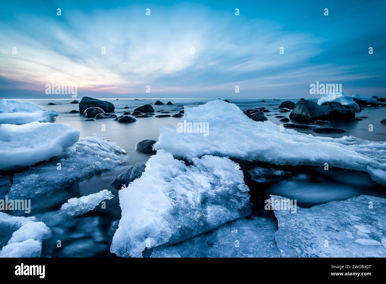 Costa rocciosa ghiacciata lungo il Mar Baltico in inverno, Lituania Foto Stock