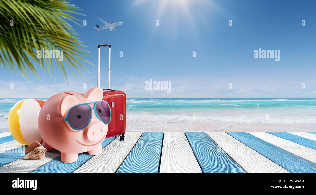 Salvadanaio felice con occhiali da sole sulla spiaggia: Un concetto di vacanza economico Foto Stock