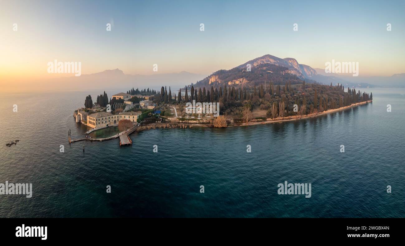 Veduta aerea della penisola di Punta San Vigilio, Lago di Garda, Lombardia, Italia Foto Stock