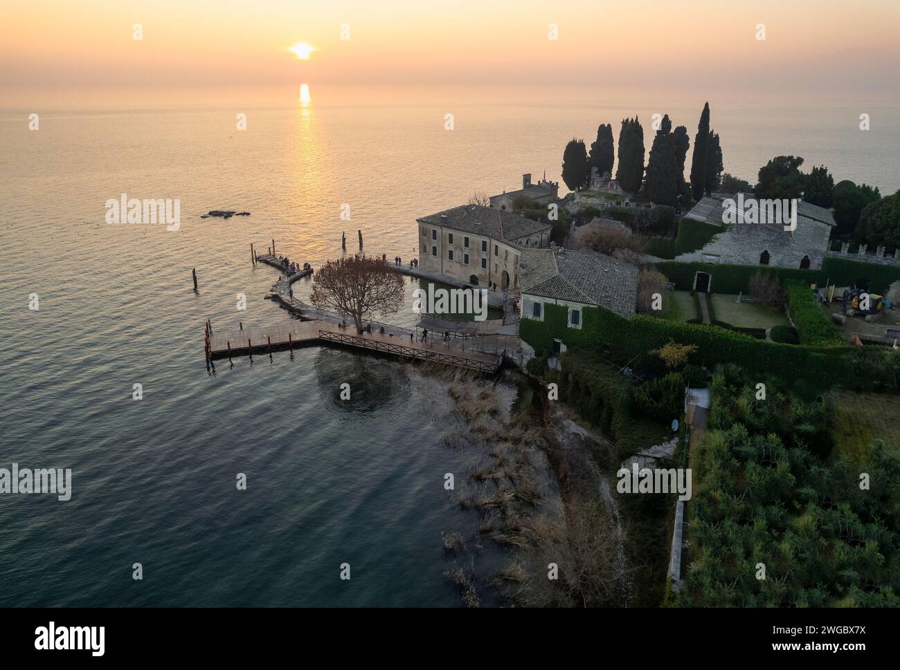 Vista aerea della penisola di Punta San Vigilio al tramonto, Lago di Garda, Lombardia, Italia Foto Stock