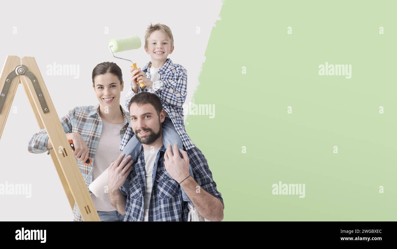 Famiglia felice con i bambini che dipingono la loro nuova casa, rinnovamento e trasformazione della casa Foto Stock