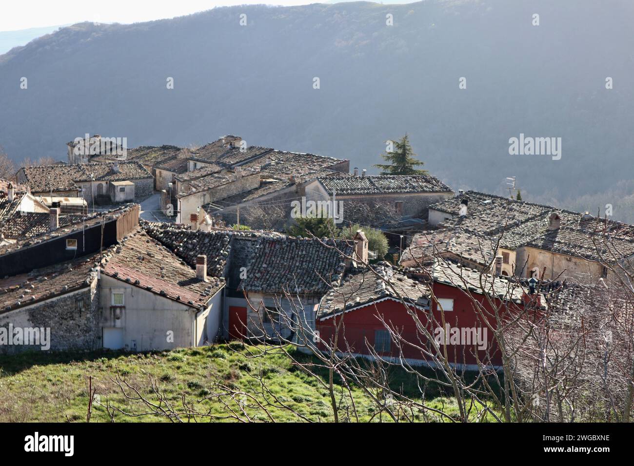 Civita superiore - Scorcio del quartiere ebraico del borgo dal sentiero per il castello Foto Stock