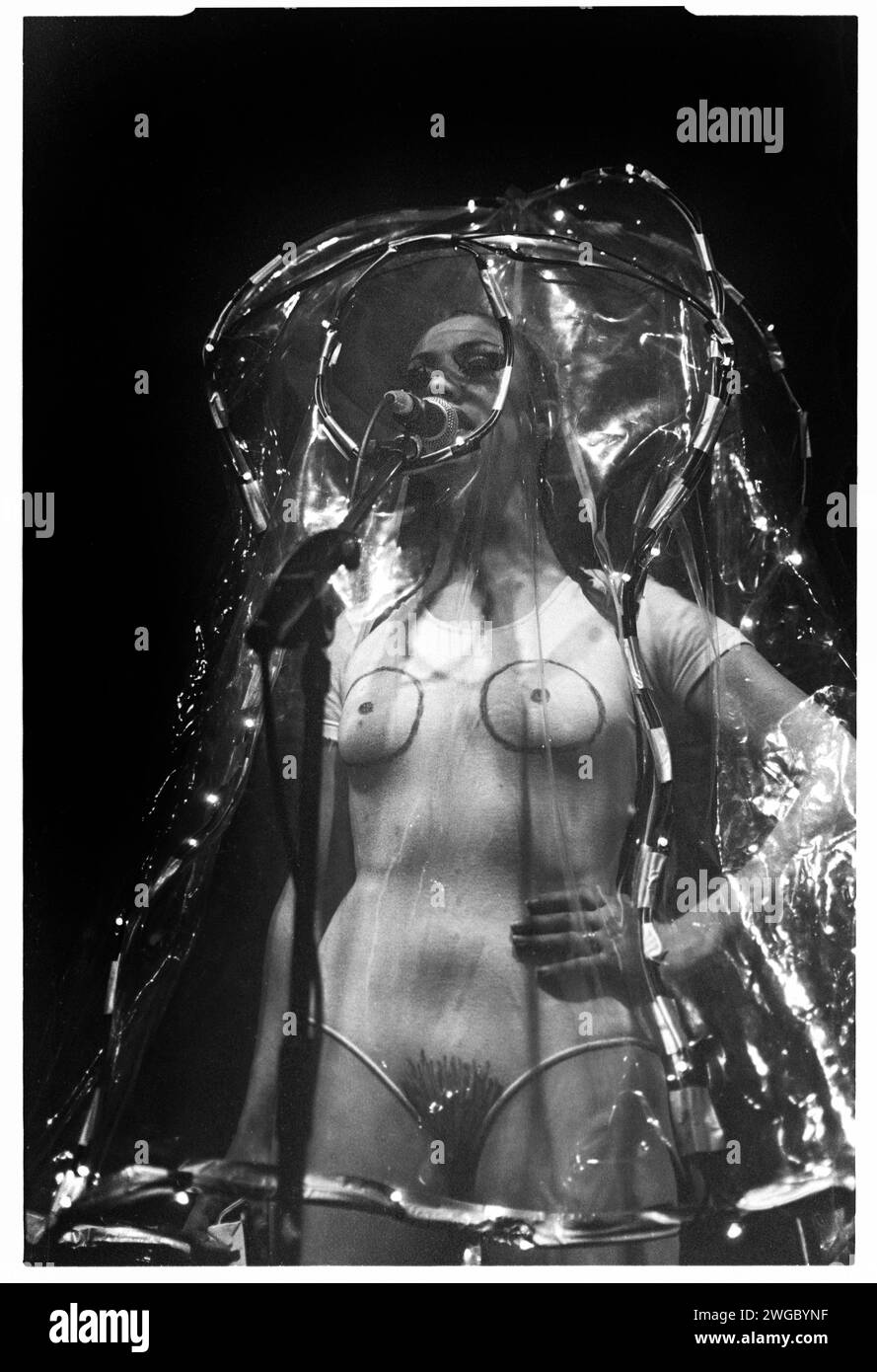 NICOLA BATEMAN, MINTY, 1995: Nicola Bateman della band art rock Minty che suona alla Cardiff University Great Hall di Cardiff, Galles, il 15 ottobre 1995. Foto: Rob Watkins. INFO: I Minty, un duo art punk britannico formatosi negli anni '90, comprendevano l'artista Leigh Bowery e il musicista Richard Torry. Il loro stile teatrale e d'avanguardia, catturato nell'album 'Open Wide', sfidava le norme e lasciava un segno unico nel panorama musicale sperimentale e guidato dall'arte del loro tempo. Foto Stock