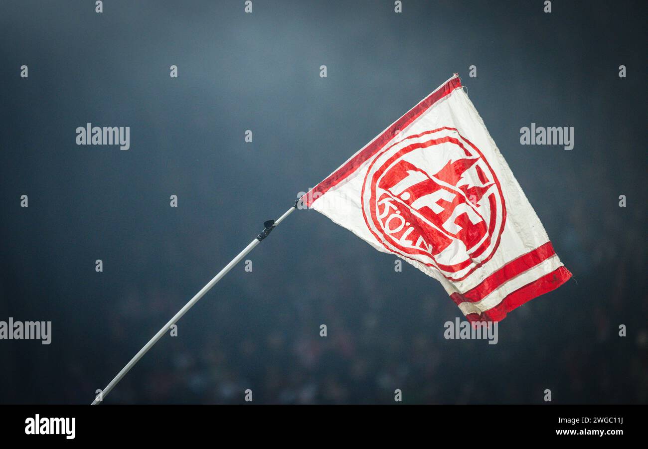 Colonia, Germania. 3 febbraio 2024. Kölner fan Fahne 1. FC Köln - Eintracht Frankfurt 03.02.2024 Copyright (nur für journalistische Zwecke) di : Mori Foto Stock