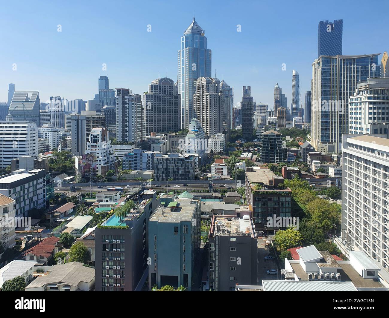 Bangkok, Thailandia - 10 gennaio 2024: Vista aerea dello skyline di Bangkok nell'area urbana del quartiere finanziario Foto Stock