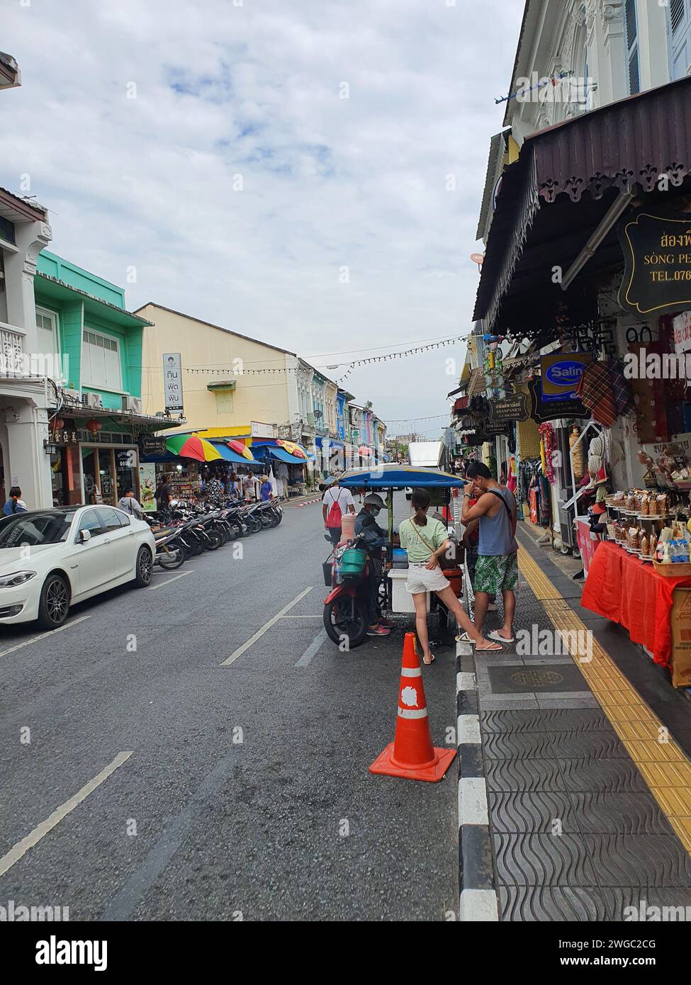 Phuket, Thailandia - 28 dicembre 2023: Edificio storico, edifici gialli nella città vecchia di Phuket in Thailandia. Zona della città vecchia di Phuket. Foto Stock