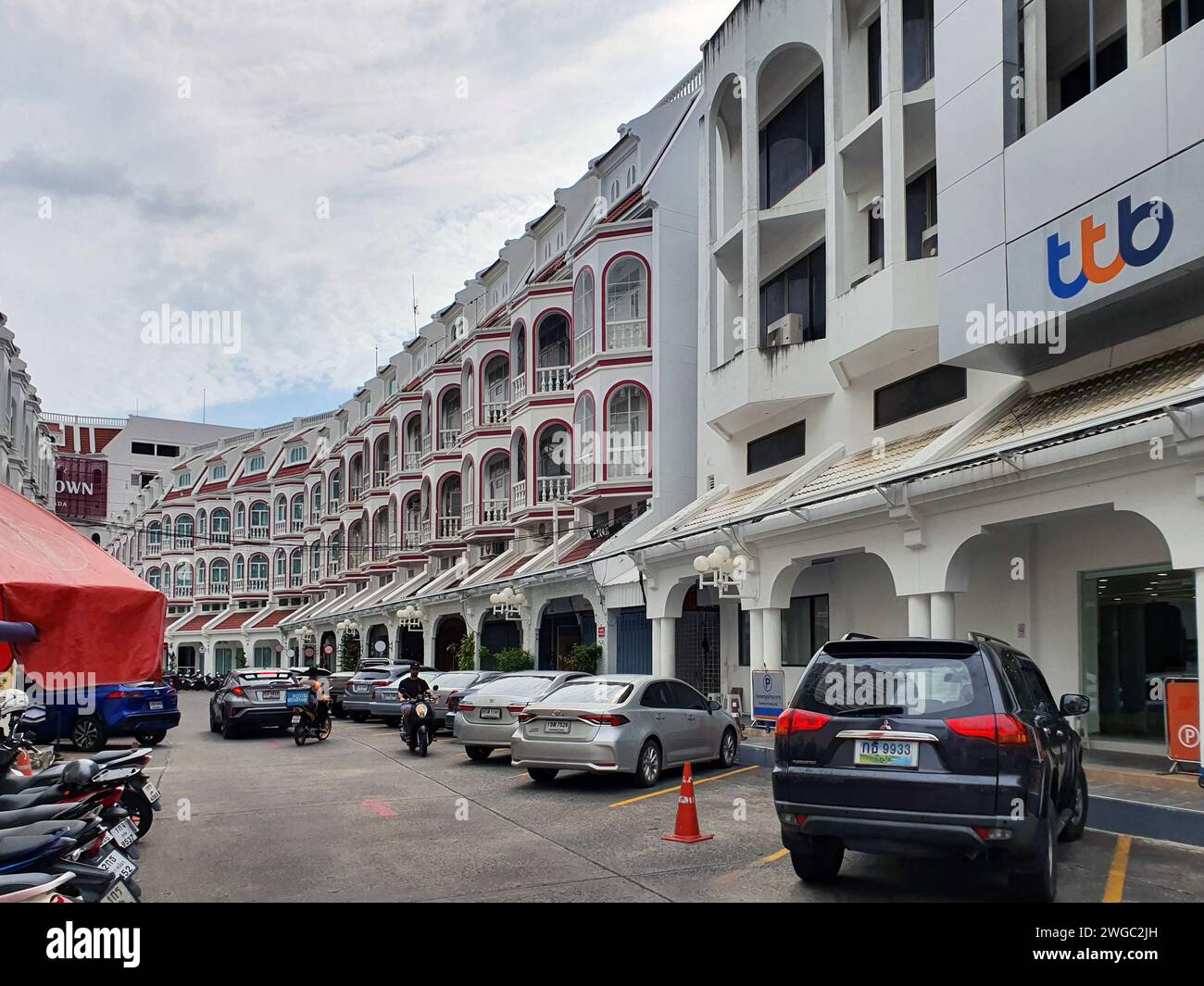 Phuket, Thailandia - 28 dicembre 2023: Edificio storico, edifici gialli nella città vecchia di Phuket in Thailandia. Zona della città vecchia di Phuket. Foto Stock