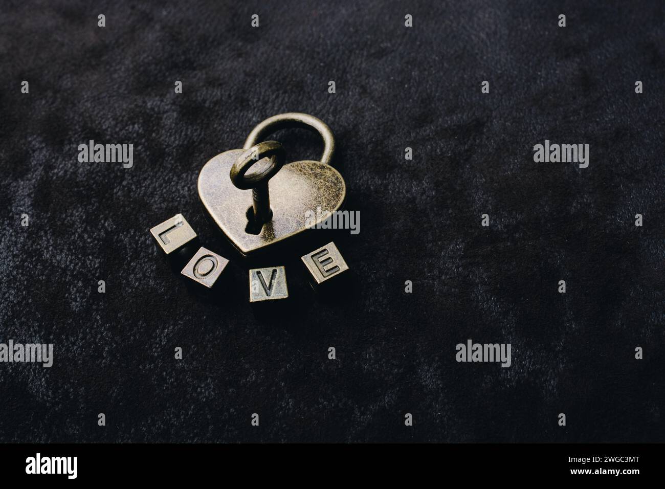 Amore a forma di lucchetto e chiave amore testo su sfondo nero Foto Stock