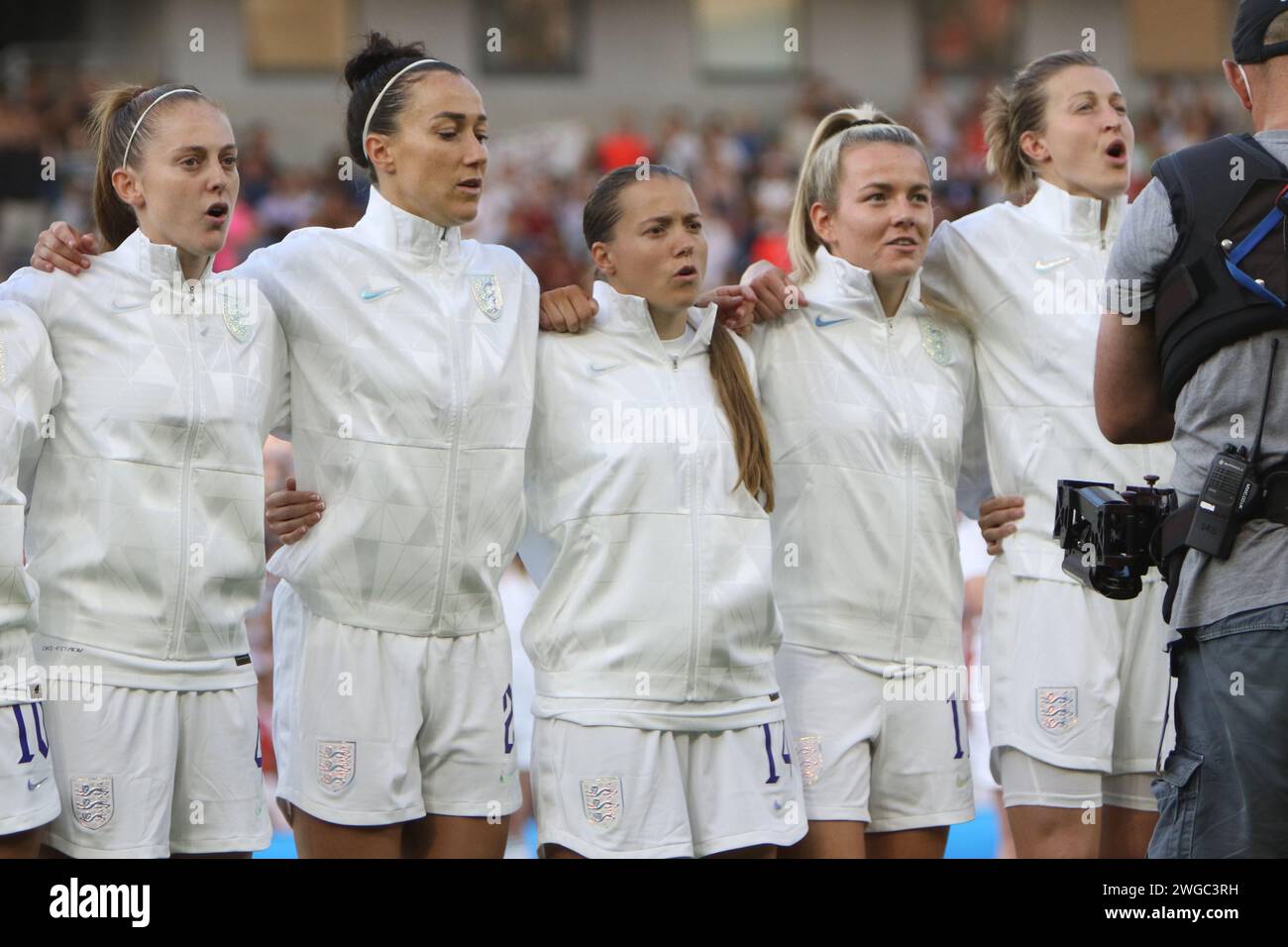 Le giocatrici cantano l'inno nazionale Inghilterra contro Spagna, UEFA Womens Euro 2022, allo Stadio comunitario di Brighton, 20 luglio 2022 Foto Stock