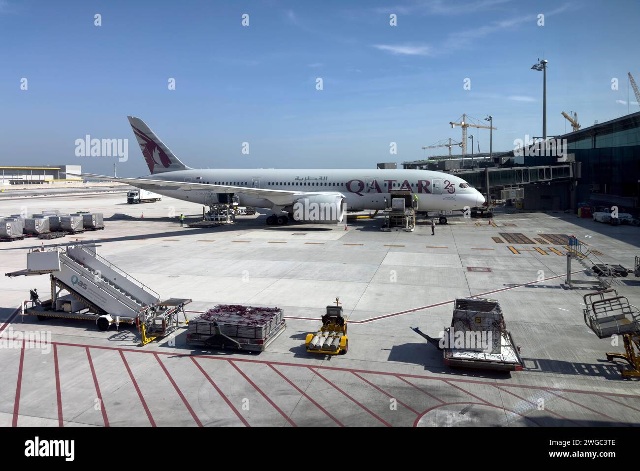 Doha, Qatar - 19 gennaio 202: Aeroporto internazionale di Hamad. L'aeroporto è stato inaugurato il 30 aprile 2014 e ora ospita oltre 35 milioni di passeggeri all'anno Foto Stock