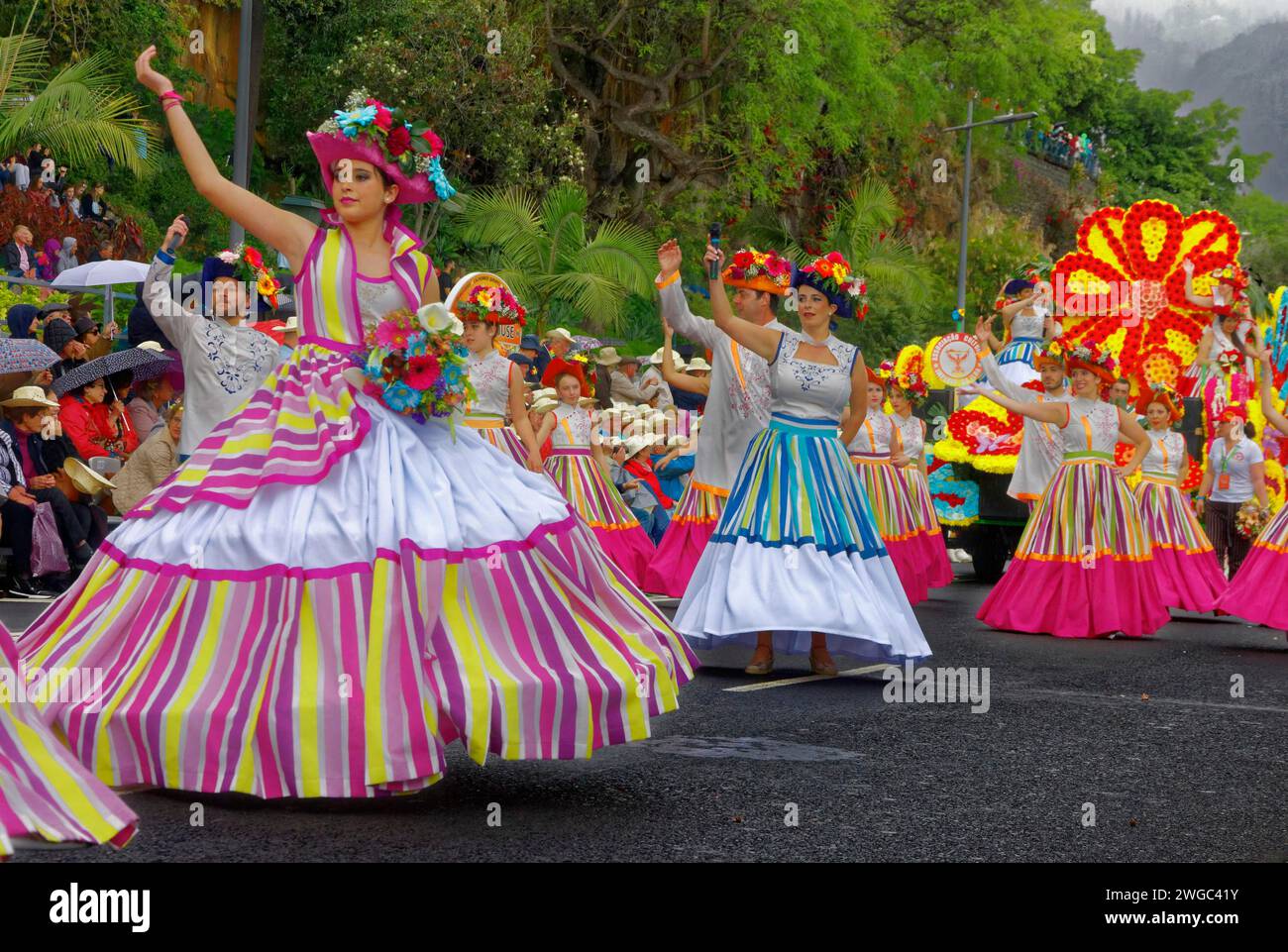 Gruppo di piedi, donna, decorazioni floreali, abiti colorati, festival dei fiori, Funchal, isola di Madeira Foto Stock