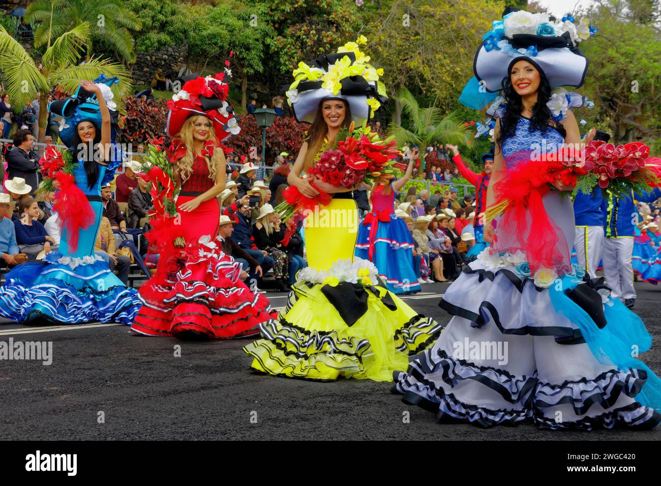 Gruppo di piedi, donna, decorazioni floreali, abiti colorati, festival dei fiori, Funchal, isola di Madeira Foto Stock