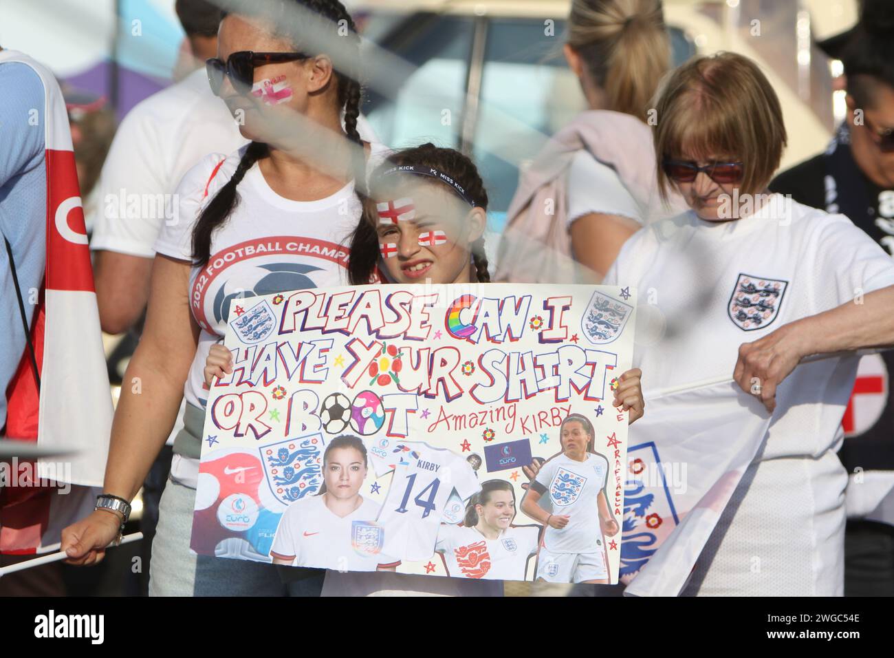 Giovane tifosa di calcio con Fran Kirby poster fatto in casa Inghilterra contro Spagna, UEFA Womens Euro 2022, allo stadio comunitario di Brighton 20 luglio 2022 Foto Stock