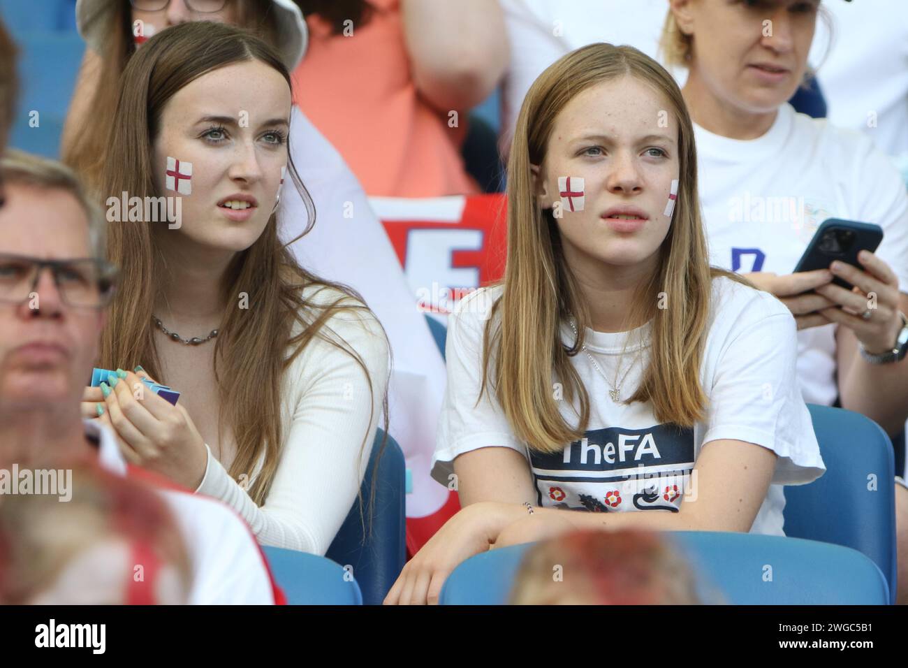 Tifosi di calcio femminili con il viso dipinto bandiere St Gerogres Inghilterra contro Spagna, UEFA Womens Euro 2022, allo stadio comunitario di Brighton 20 luglio 2022 Foto Stock