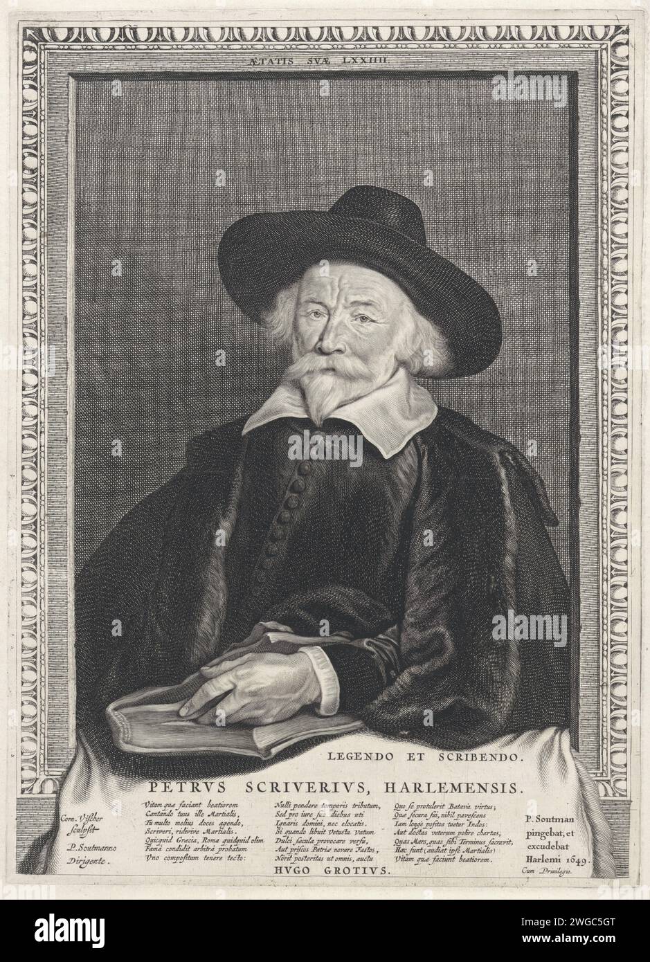 Ritratto di Petrus Scriverius all'età di 74 anni, Cornelis Visscher (II), in onore di Pieter Claesz. Soutman, 1649 stampa Ritratto dello scrittore di Haarlem Petrus Scriverius. Indossa un cappello e tiene la mano tra le pagine di un libro. Copricapo per incisione/incisione di carta Haarlem: Cappello (+ abiti da uomo). libro Foto Stock