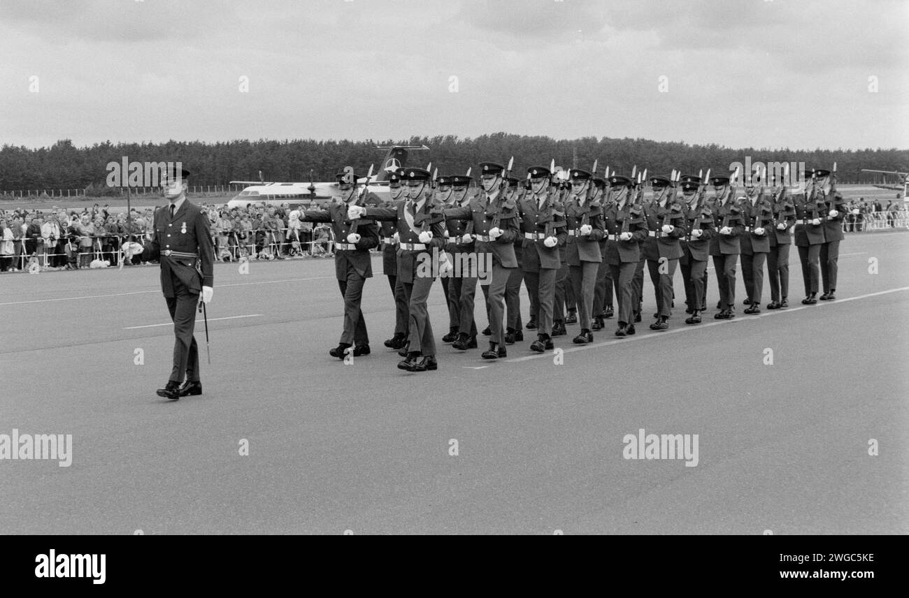 I soldati britannici della Royal Air Force marciano in occasione dello show aereo di fine giugno 1993 presso l'aeroporto di Gatow, distretto di Spandau, Berlino Foto Stock