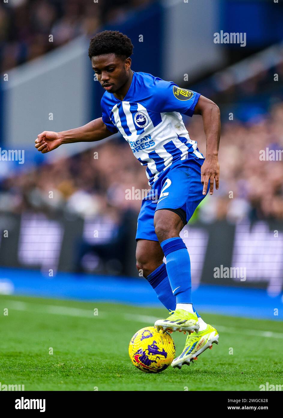 Tariq Lamptey di Brighton e Hove Albion in azione durante la partita di Premier League all'American Express Stadium di Brighton. Data immagine: Sabato 3 febbraio 2024. Foto Stock