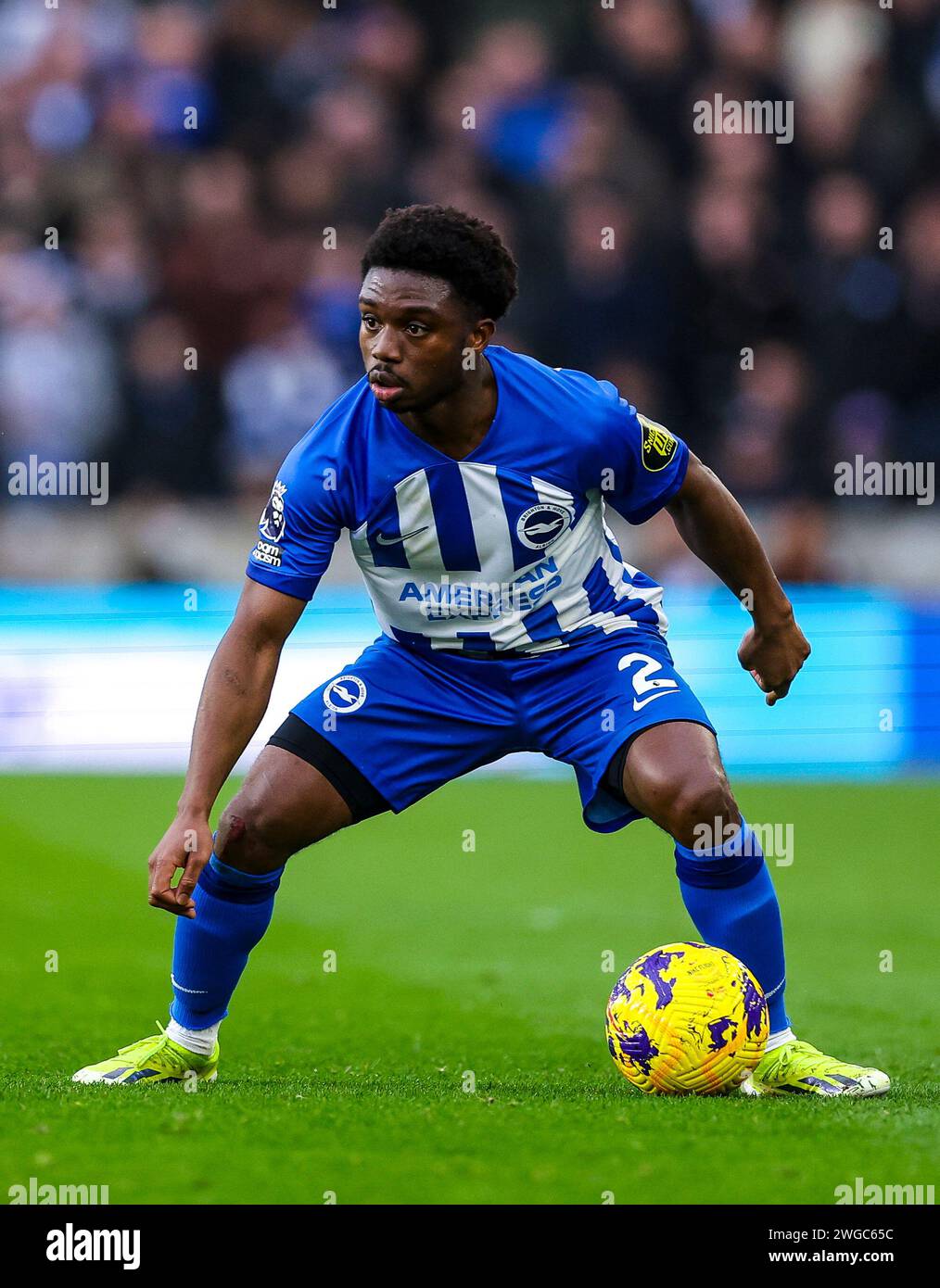 Tariq Lamptey di Brighton e Hove Albion in azione durante la partita di Premier League all'American Express Stadium di Brighton. Data immagine: Sabato 3 febbraio 2024. Foto Stock
