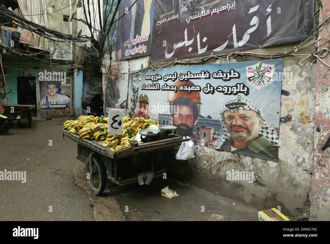 Beirut, Libano. 3 febbraio 2024. Manifesti visti nel campo palestinese di Shatila, Beirut, Libano, il 3 febbraio 2024. (Foto di Elisa Gestri/Sipa USA) credito: SIPA USA/Alamy Live News Foto Stock