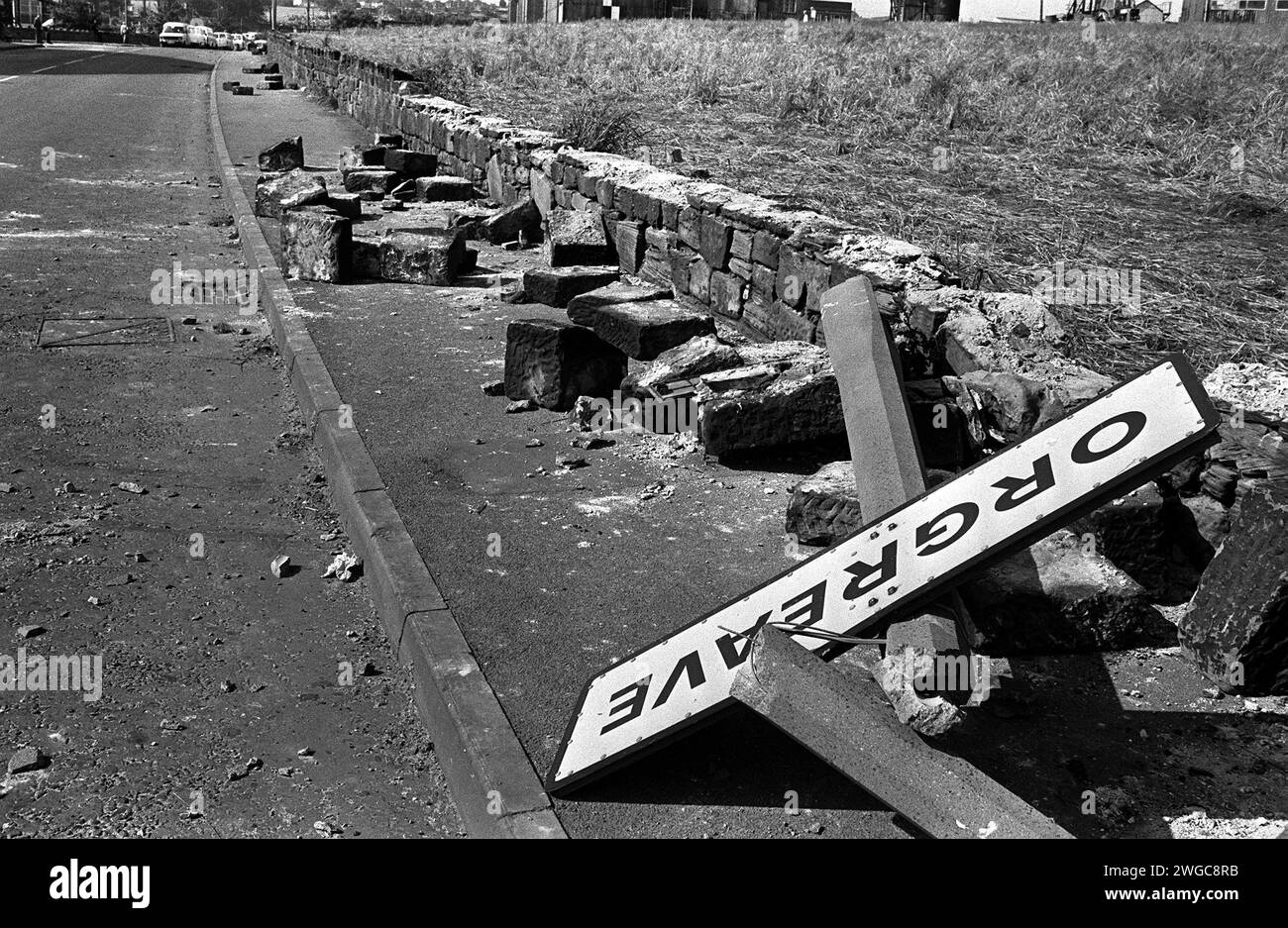 Foto del fascicolo datata 18/06/84 di un segno ritorto, pali di cemento abbattuti e un muro rotto a seguito della violenza all'esterno di una cokeria a Orgreave, South Yorkshire. Le richieste di un'indagine pubblica sugli eventi di uno dei giorni più violenti dello sciopero dei minatori durato un anno vengono intensificate a seguito di nuove riprese in TV di scontri tra polizia e picchetti. Il violento scontro del giugno 1984 all'esterno di una cokeria a Orgreave, nello Yorkshire, portò molti minatori ad essere feriti e arrestati, anche se i loro processi in seguito crollarono. Un documentario in tre parti su Channel 4 sullo sciopero dei minatori si è concentrato sulla so-calle Foto Stock