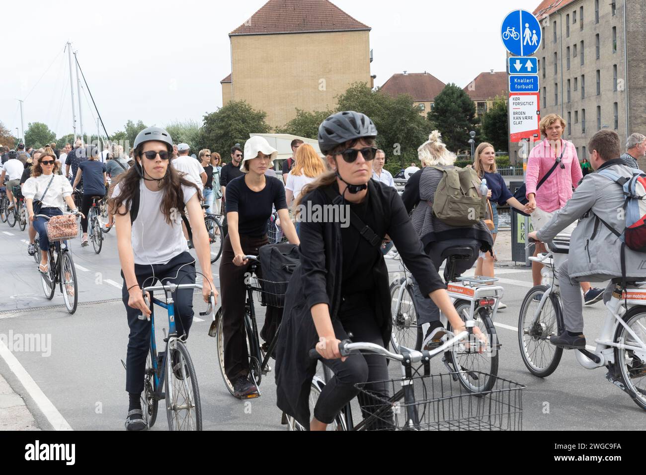 Fu§- und RadwegbrŸcke Ÿber den Christanshavn, den Trangraven und den Proviantmagasin Kanal in der Kopenhagener Innenstadt. Stau von Radfahrern *** Foo Foto Stock