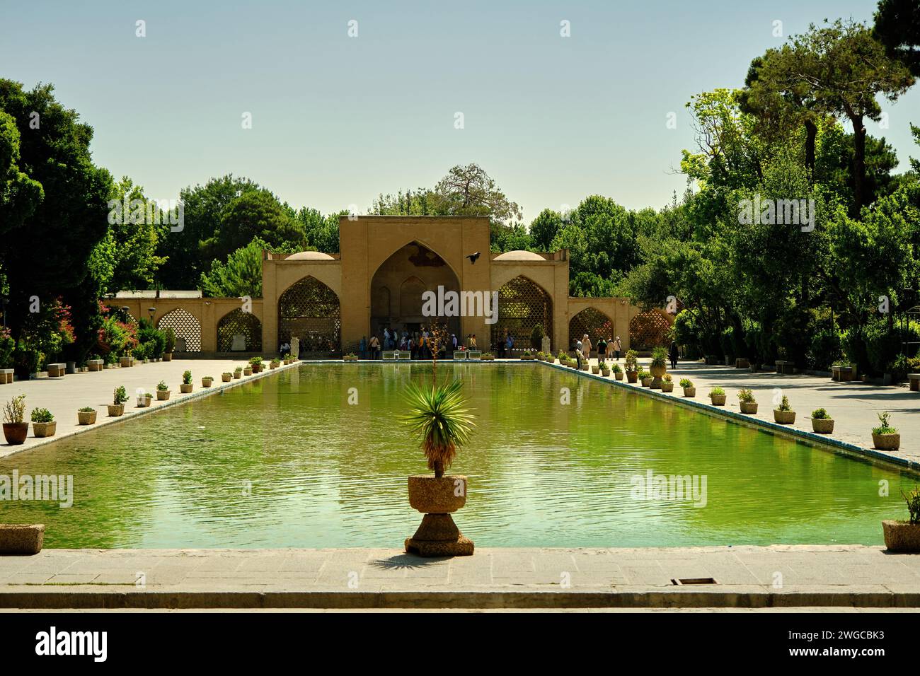 Isfahan, Iran, 06.30.2023: Chehel Sotoun, riflessione sullo stagno dell'antico edificio di Chehel Sotoun Foto Stock